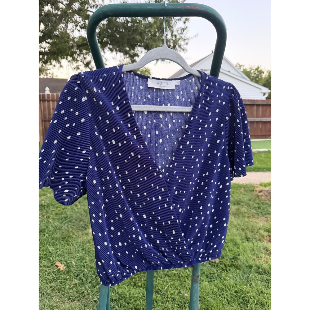 ASTR the Label Blue Polka Dot Plisse Surplice Wrap Top Short Sleeve Small